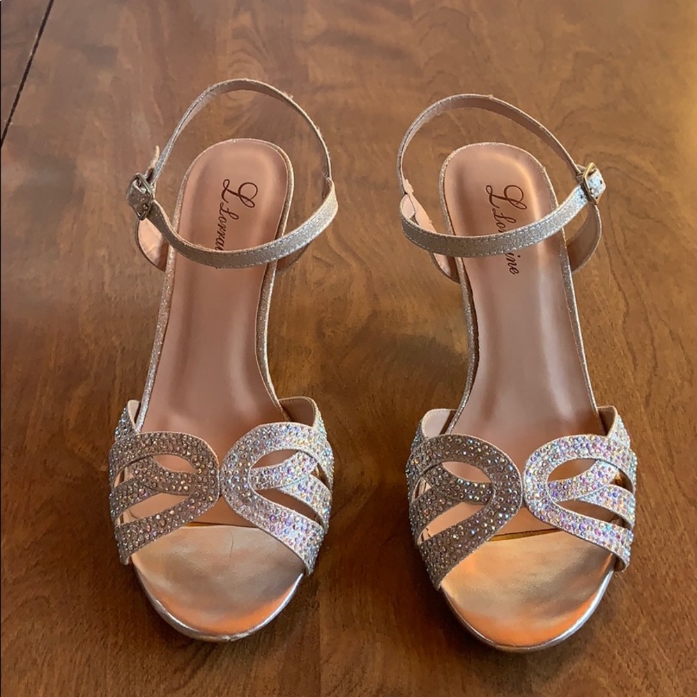 Women’s 8.5 silver 1 1/2 high heels